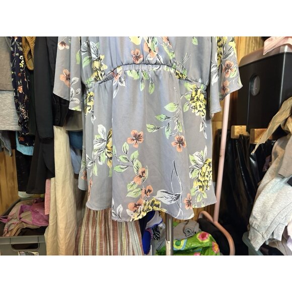 Torrid Baby Doll V- Neck Gray Floral Semi Sheer Size 2 (2X) Short Sleeves - Picture 2 of 7
